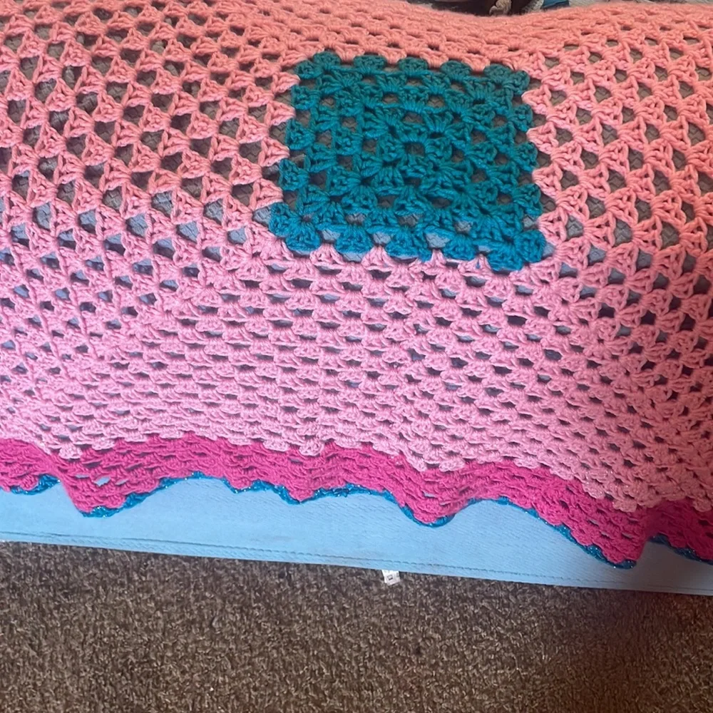 Handmade Crochet Blanket!   Sizs 38x38